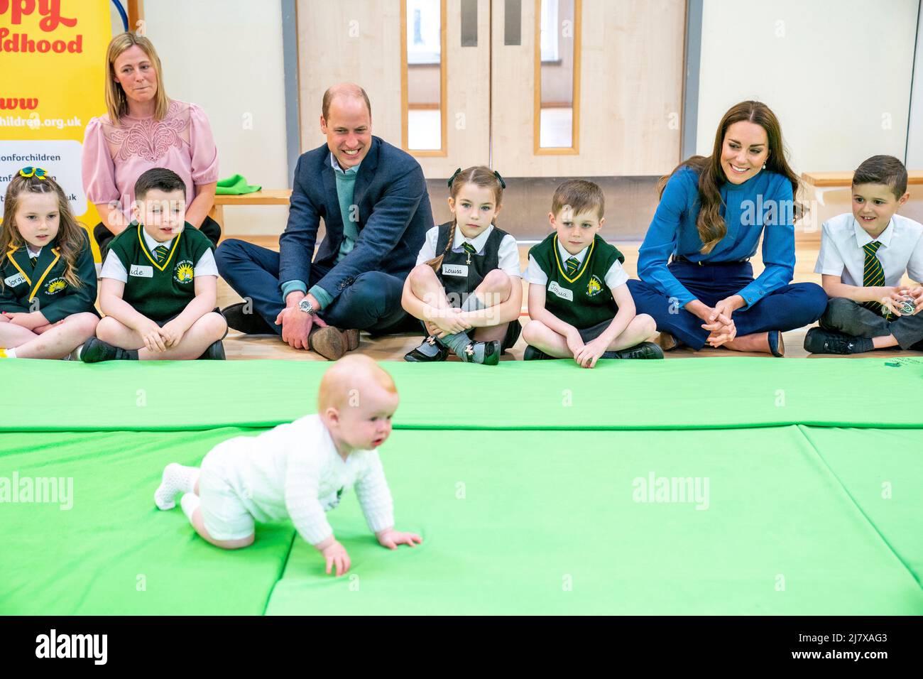 Der Herzog und die Herzogin von Cambridge bei einem Besuch der St. John's Primary School, Port Glasgow, um an einer „Roots of Empathy“-Sitzung teilzunehmen. Bilddatum: Mittwoch, 11. Mai 2022. Stockfoto