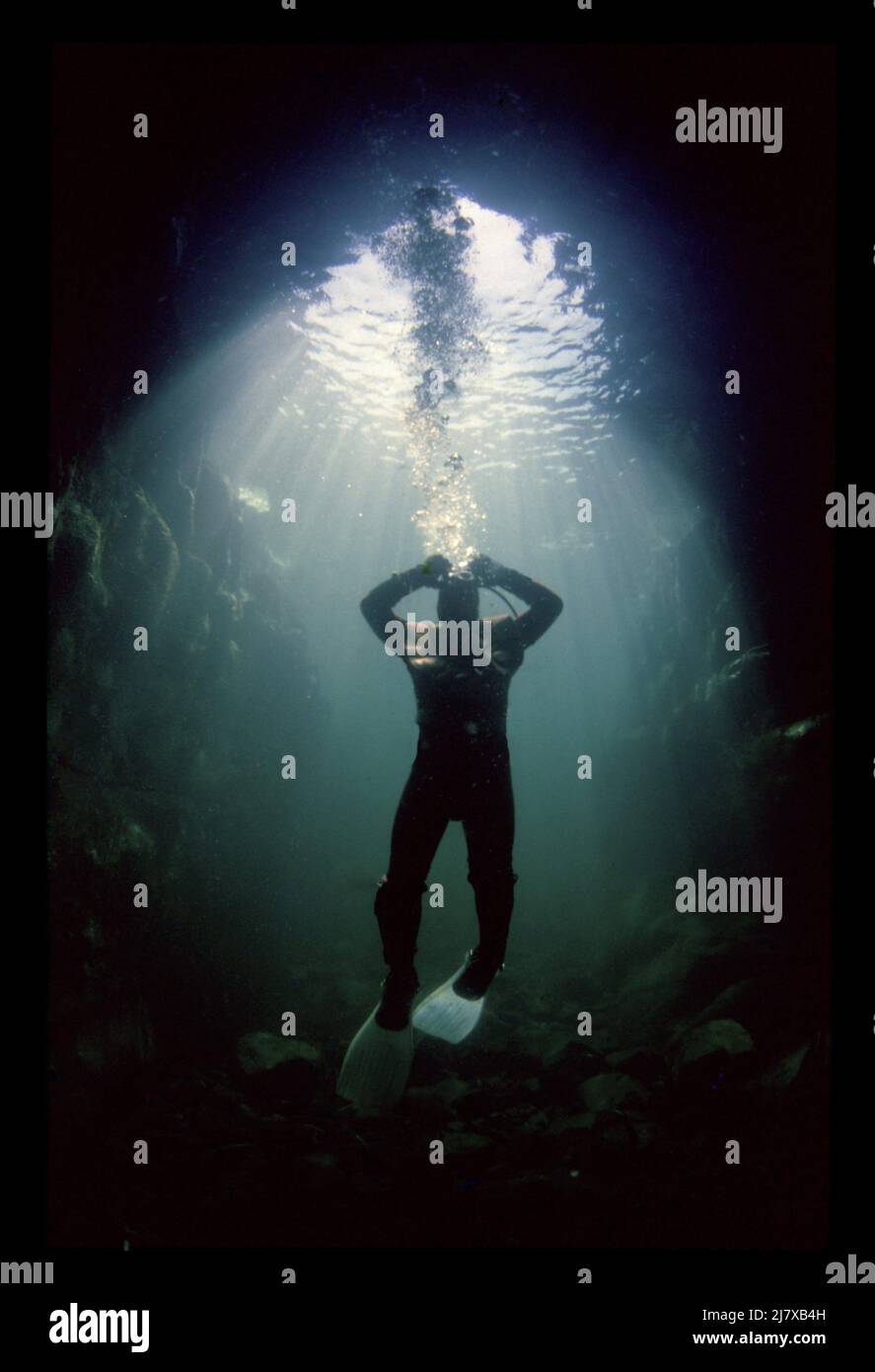 Fingal’s Cave, befindet sich auf der unbewohnten Insel Staffa, in den Inner Hebrides, Westküste Schottlands, Tauchgang unter Wasser, gegen die Sonne geschildet 1998. Stockfoto