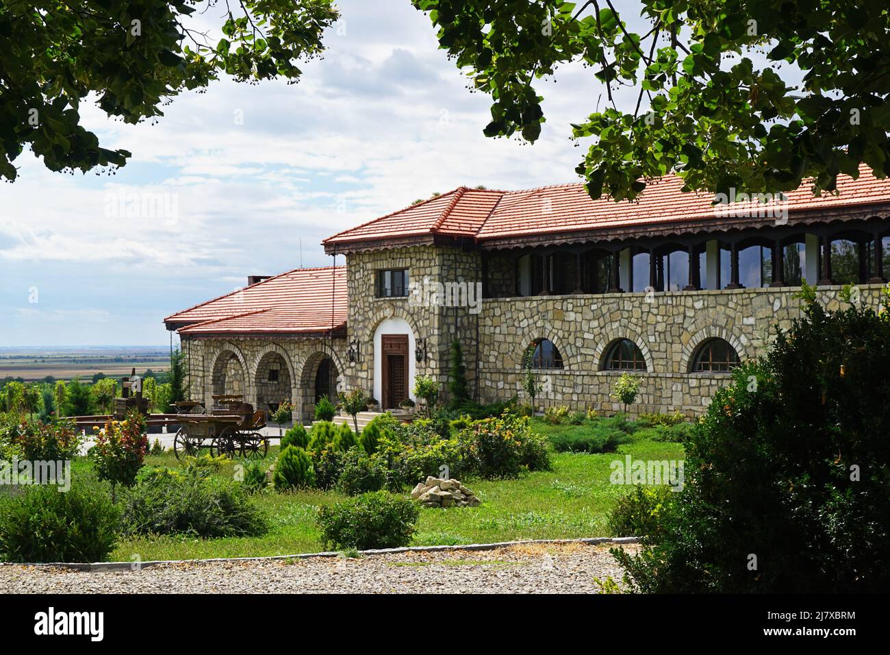 Weingut im toskanischen Stil in den ländlichen Hügeln der Grafschaft Prahova, Rumänien Stockfoto