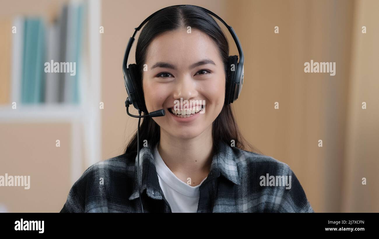 Nahaufnahme Porträt Web Cam Ansicht asiatische Geschäftsfrau trägt Headset Gespräche mit der Kamera machen Abstand Online-Videokonferenz Anruf Fernberatung Stockfoto