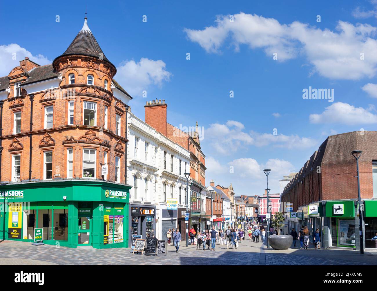Ramsdens Financial Services Shop und geschäftige Einkäufer in der St Peter's Street Derby City Centre Derbyshire England GB Stockfoto