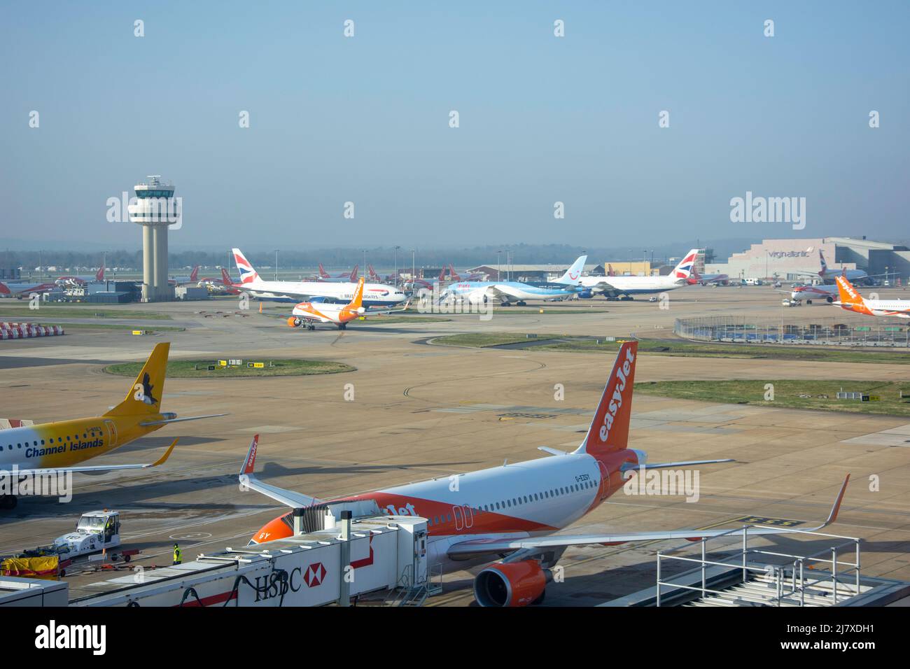 Flugzeuge, die am Flughafen im North Terminal, Flughafen London Gatwick, Crawley, West Sussex, England, Vereinigtes Königreich Stockfoto