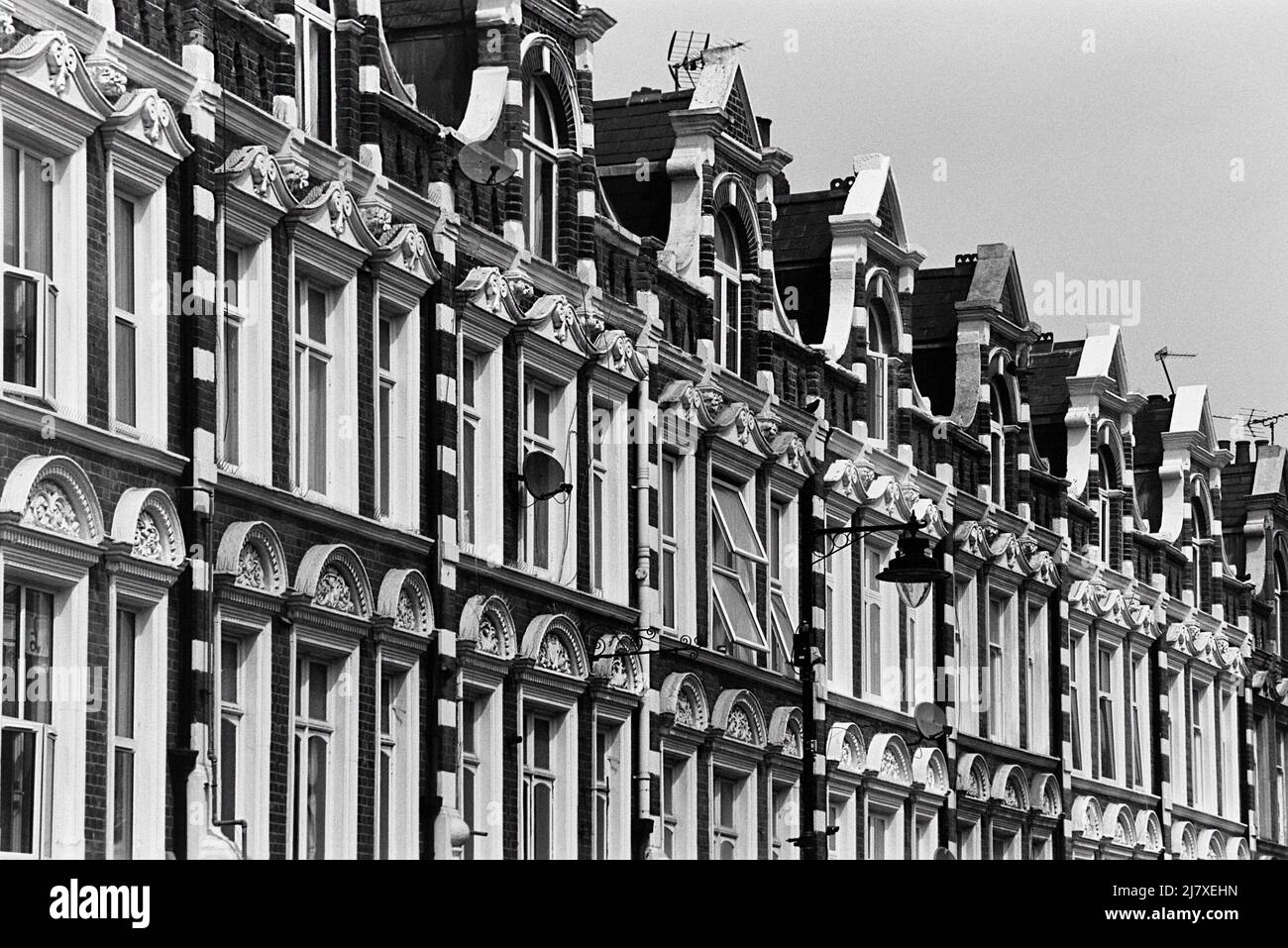 Reihenhäuser aus dem späten 19.. Jahrhundert in Tottenham Lane, Crouch End, North London, Großbritannien Stockfoto