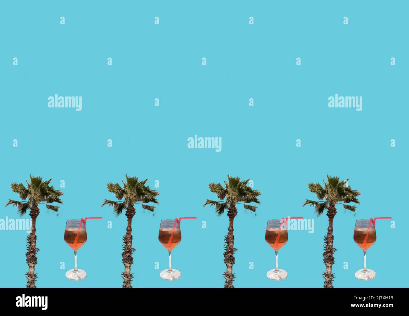 Moderne, trendige Kunstcollage mit sommerlichen Strandcocktails und Palmen Stockfoto
