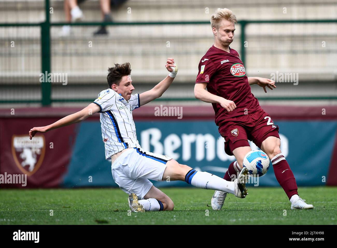 Turin, Italien. 09 Mai 2022. Die Magnus-Erwärmung des FC Torino U19 wird von Tommaso Del Lungo von Atalanta BC U19 während des Primavera 1-Fußballspiels zwischen dem FC Torino U19 und Atalanta BC U19 angegangen. Kredit: Nicolò Campo/Alamy Live Nachrichten Stockfoto