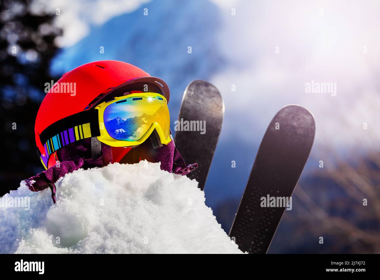 Alpine Urlaub Komposition Helm und Ski-Maske in Schnee Haufen Stockfoto