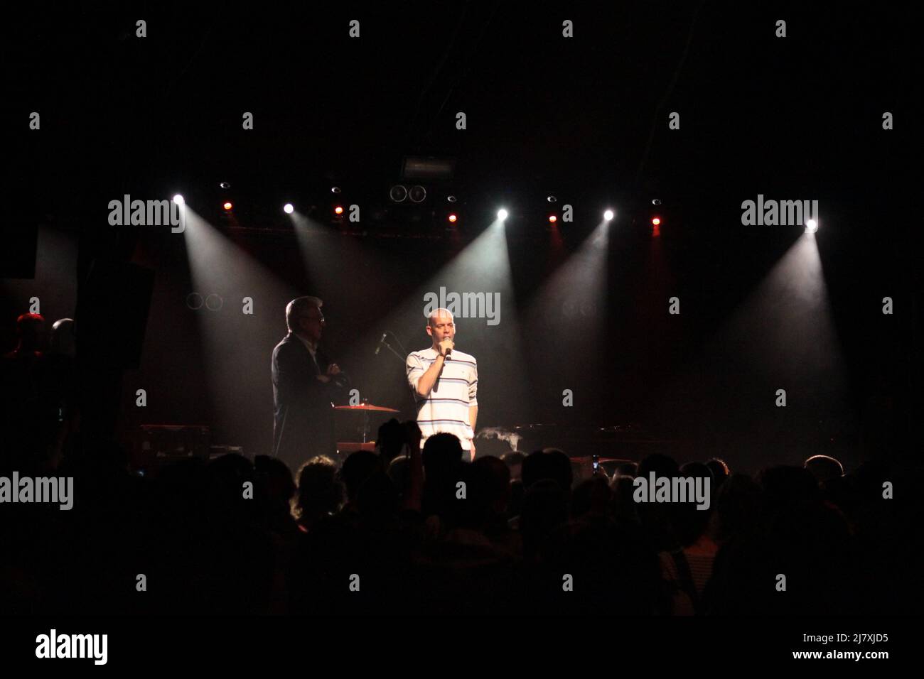 Salah Hamouri au micro sur scène Stockfoto