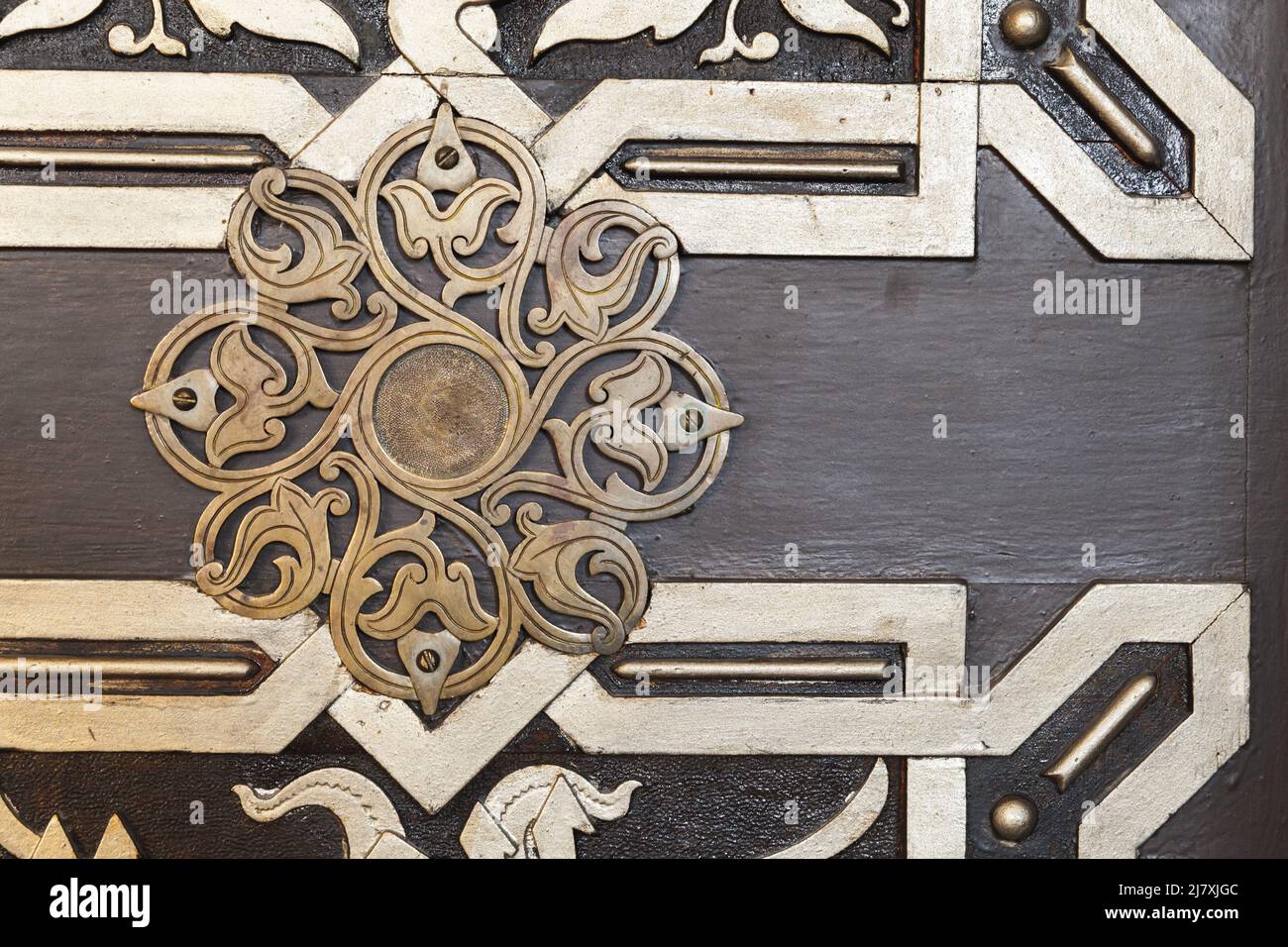 Moschee Tür Dekoration mit goldenen Ornamenten auf dunklem Holz Hintergrund Stockfoto