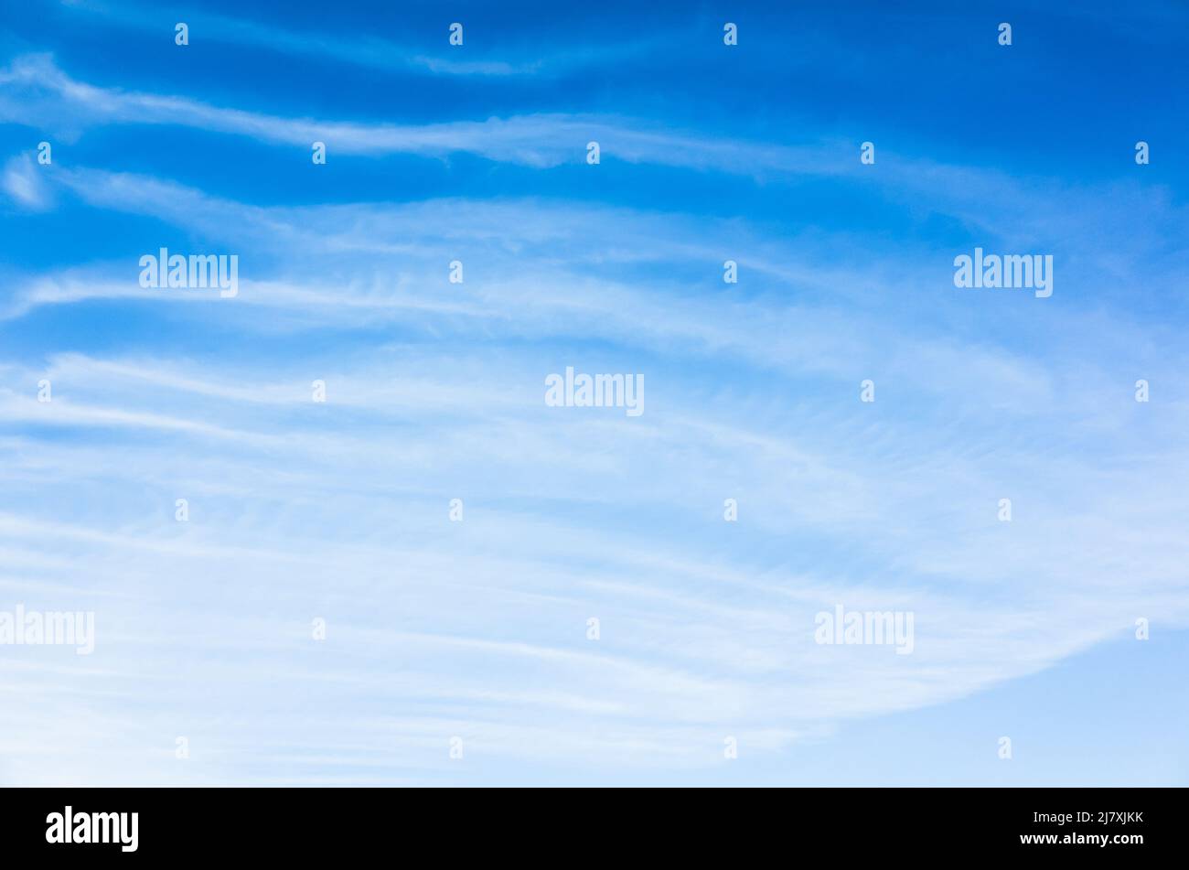 Blauer Himmel mit weißen windigen Wolken. Natürliche Hintergrund Foto Textur an sonnigen Tag aufgenommen. Cirrus Art von Wolken Stockfoto