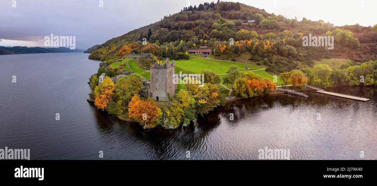 Luftaufnahme der Ruinen von Urquhart Castle am Loch Ness Stockfoto