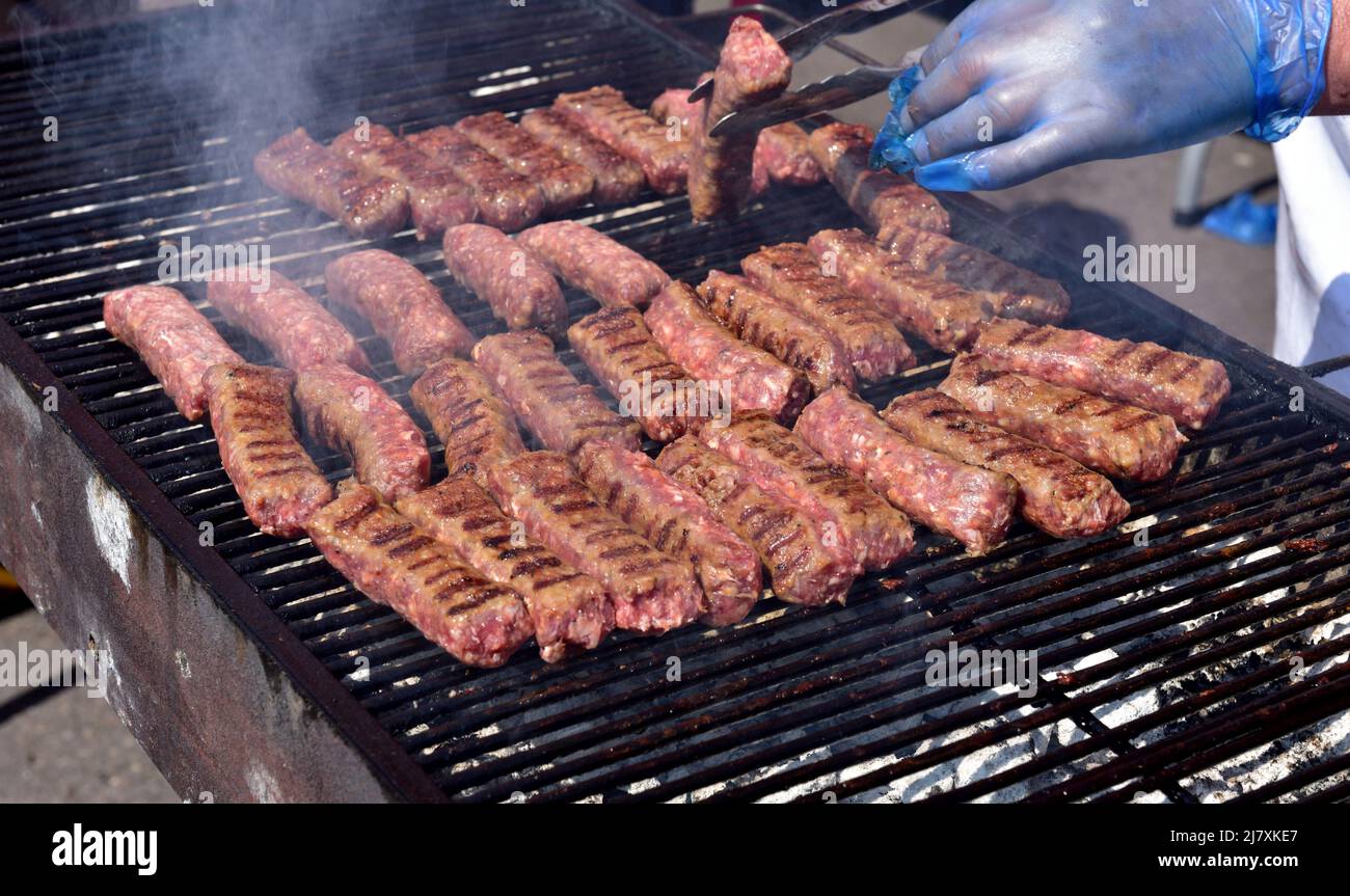 Frische, echte Fleischwürste, die auf dem Holzkohlegrill gegrillt werden Stockfoto