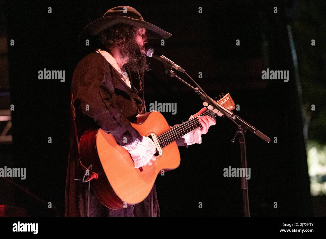 Vinicio Capossela, ein italienischer Liederschriftsteller und Multi-Instrumentalist, tritt am 22. Juli 2021 im Teatro Romano (Verona) für seine Tournee auf. Stockfoto