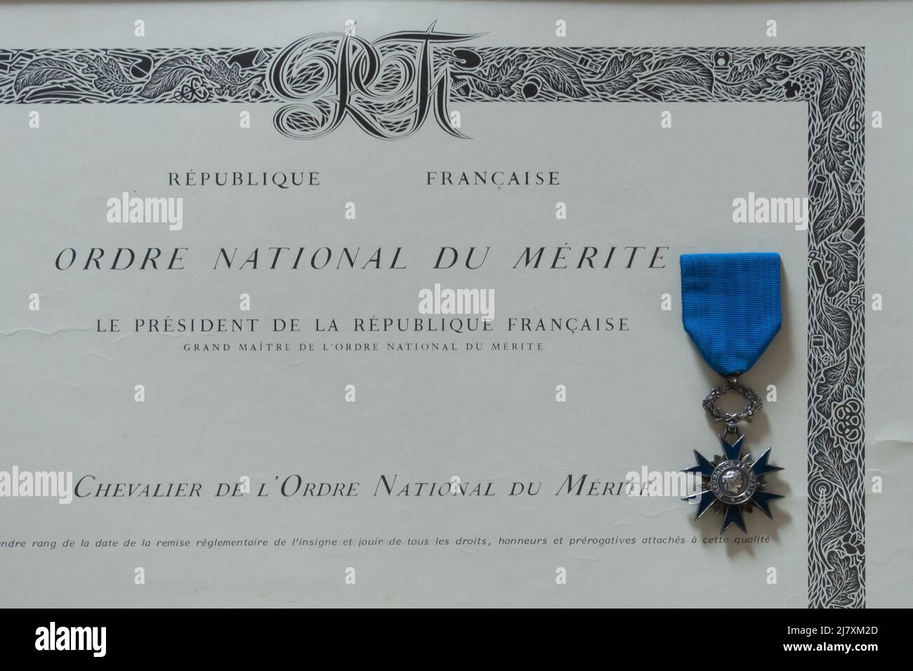 Französische Medaille und anonymes Zertifikat des Nationalen Verdienstordens Stockfoto