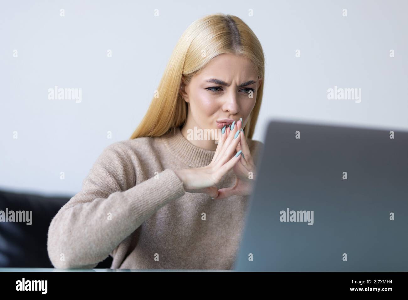 Ernste nachdenkliche Junge business lady Ökonom denkt, die Entscheidung an Ihrem hellen, modernen Arbeitsplatz im Büro zu machen, tragen strenge Outfit und g Stockfoto