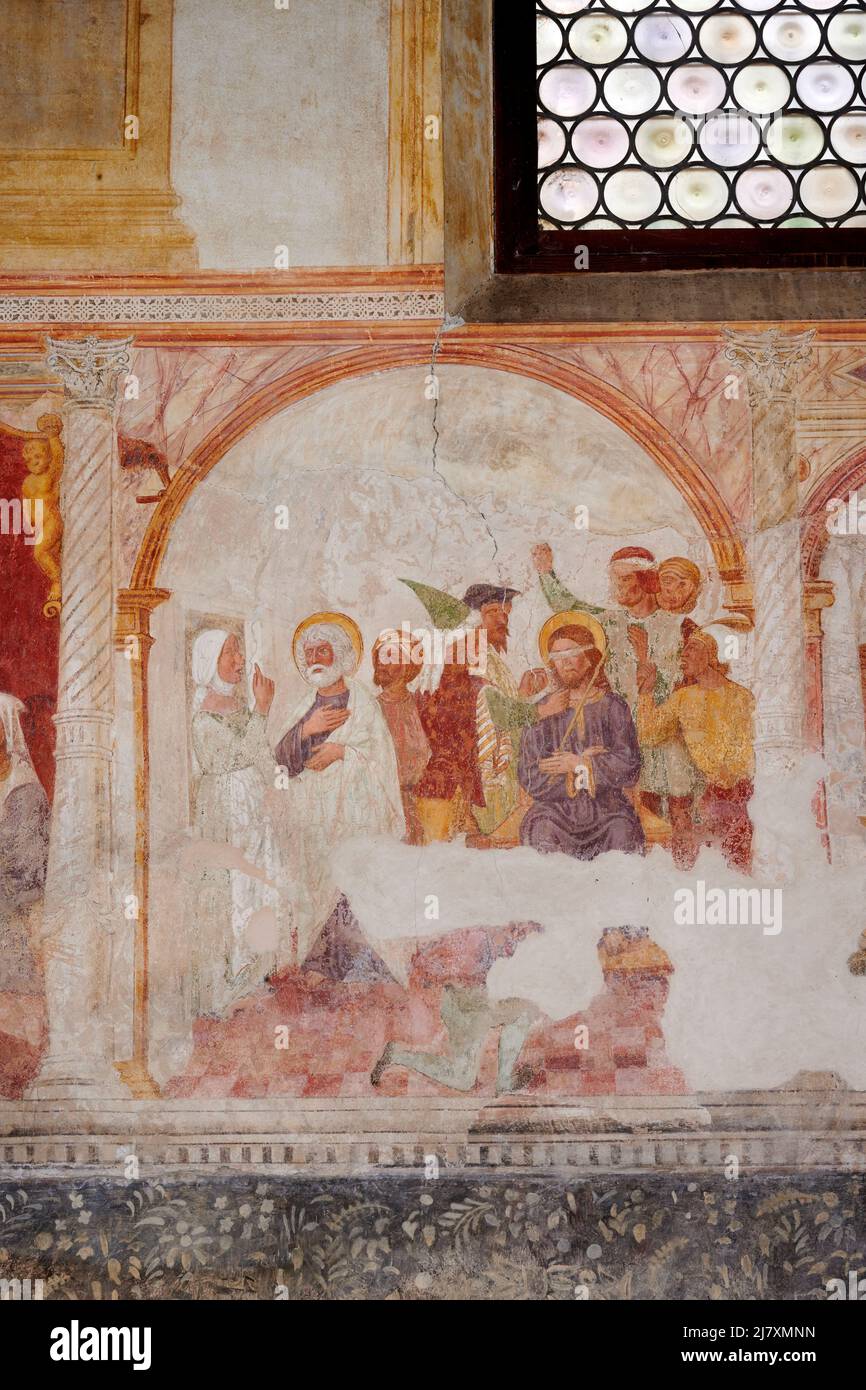 Rinnegazione di Pietro e Gesù schernito - affresco - pittore veneto della metà del XVI secolo - Asolo (TV),Italia, chiesa di S. Caterina d’Alessandri Stockfoto