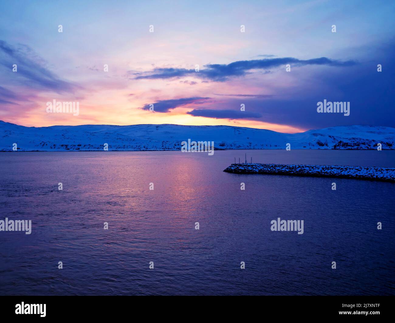 Schöner Sonnenuntergang über dem Meer in Mehamn, Norwegen Stockfoto