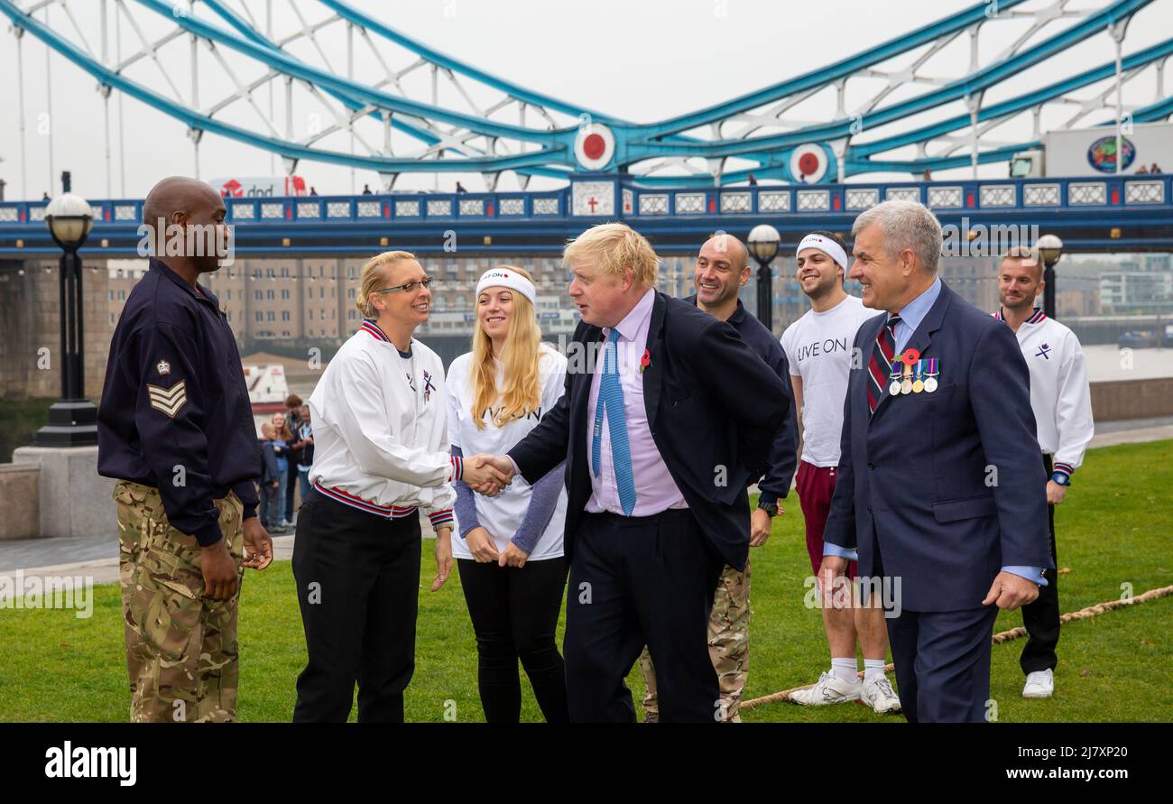 Boris Johnson nimmt an einem Tauziehen des Krieges durch das Rathaus in London Teil Stockfoto