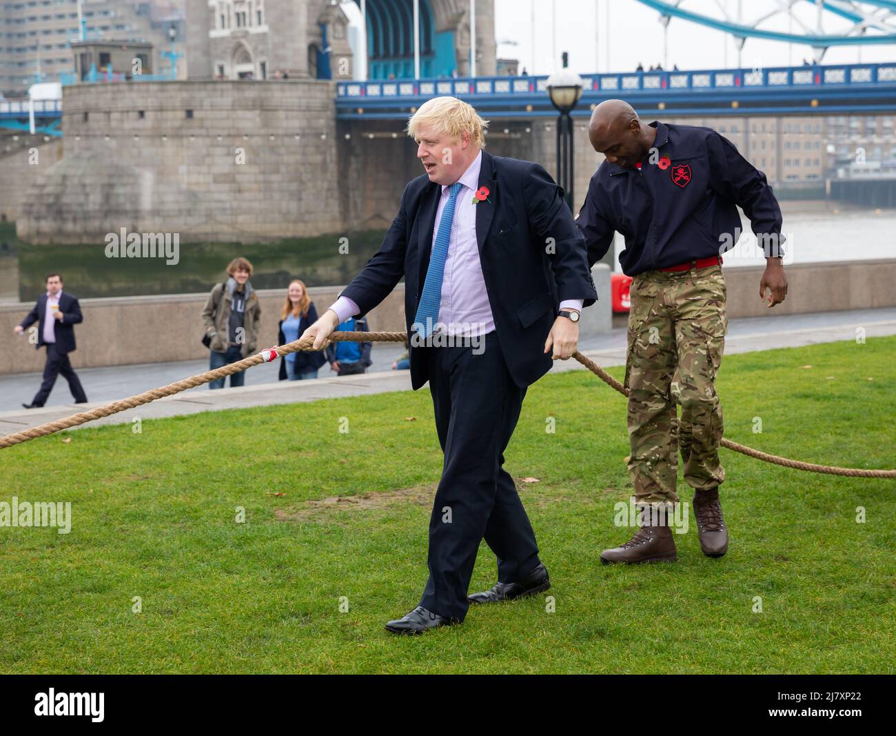 Boris Johnson nimmt an einem Tauziehen des Krieges durch das Rathaus in London Teil Stockfoto