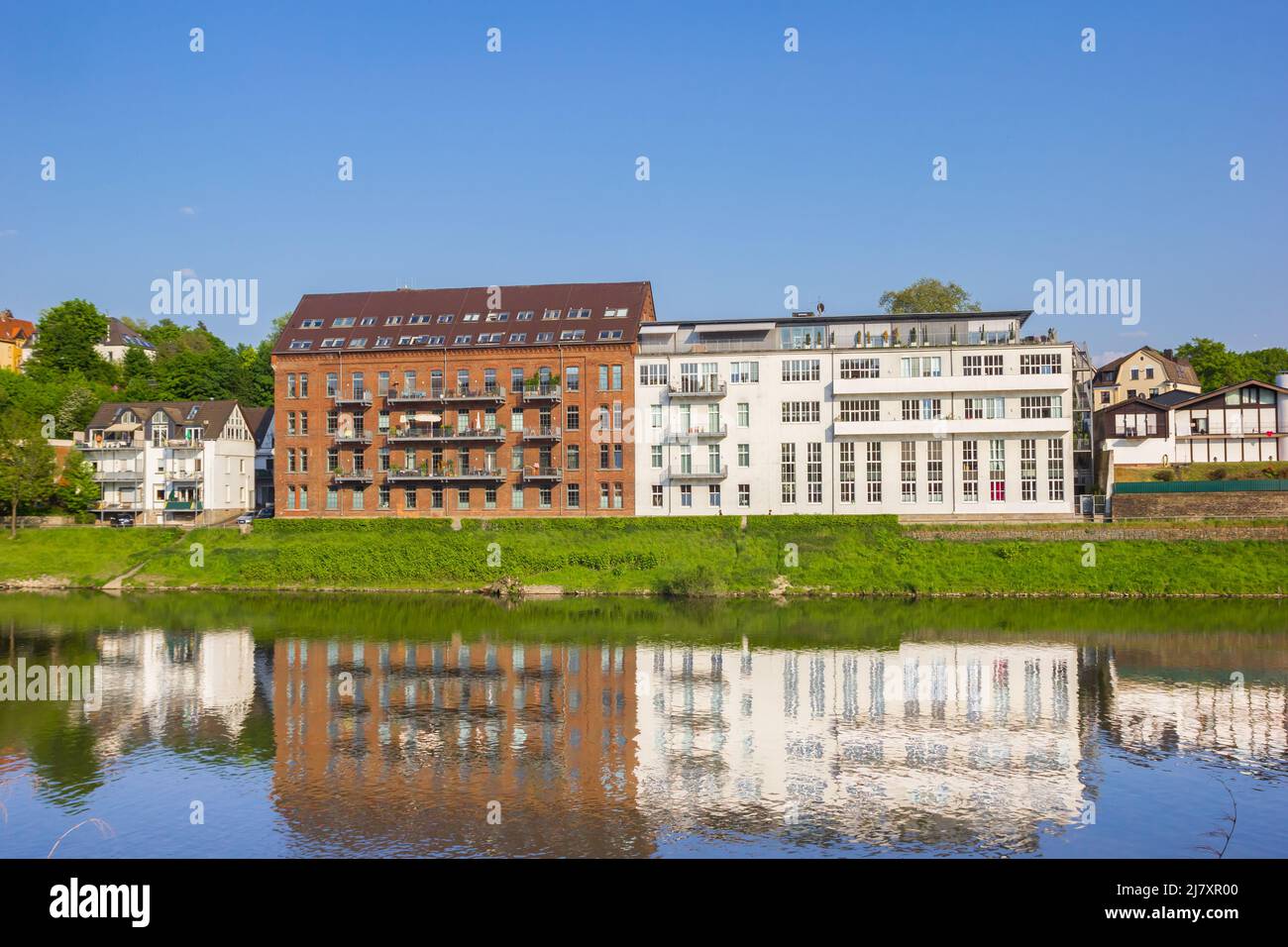 Mehrfamilienhäuser an der Ruhr in Essen-Werden, Deutschland Stockfoto