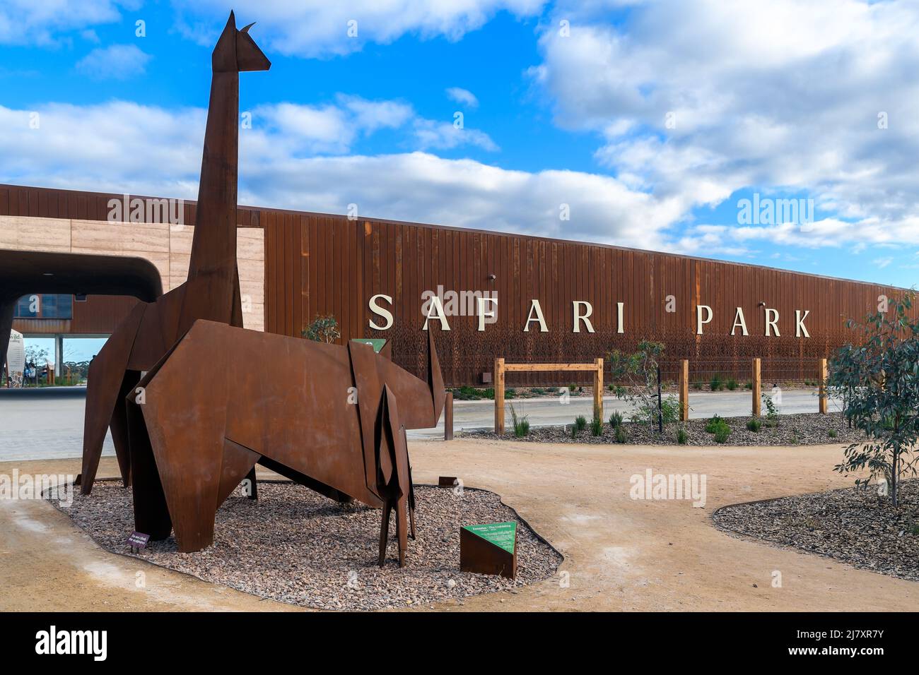 Adelaide, South Australia - 8. Mai 2022: Monarto Safari Park neuer Eingang mit Metallskulturen, die an einem Tag von der Parkplatzseite aus gesehen werden Stockfoto
