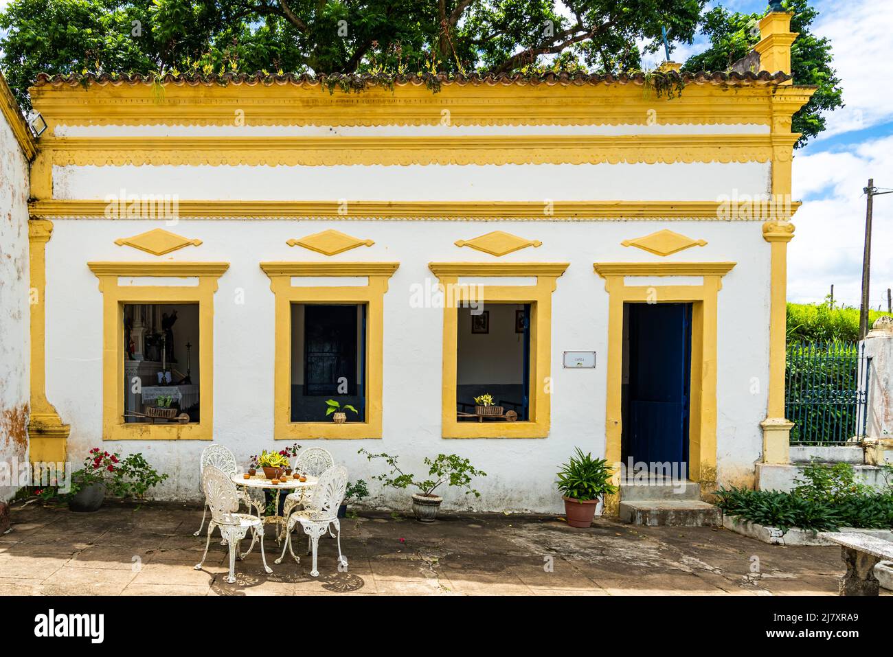 Gelbe Fassade eines alten traditionellen Hauses in Brasilien Stockfoto
