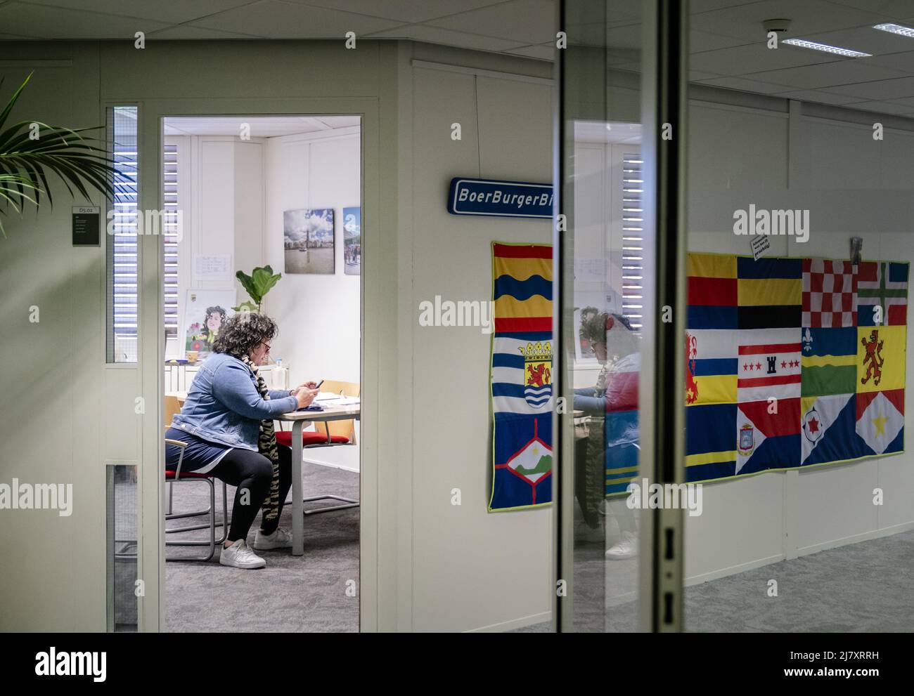 2022-05-11 14:44:48 DEN HAAG - Caroline van der Plas (BBB) in ihrem Büro, vor einer Diskussion über das Spring Memorandum. Die Gespräche mit der Opposition sind notwendig, weil der Haushalt überarbeitet werden muss. ANP BART GRÖSSE niederlande out - belgien out Stockfoto