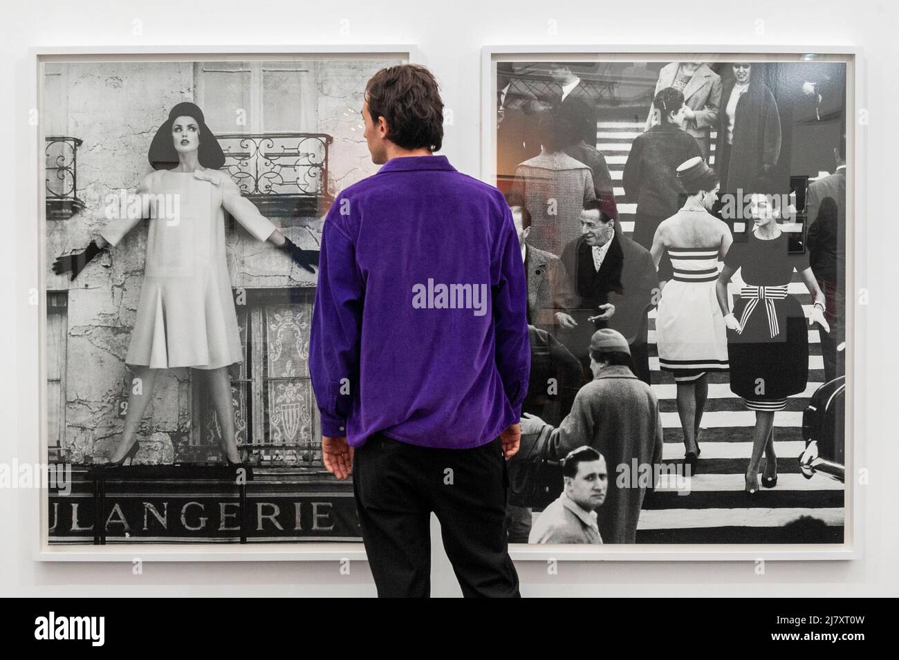 London, Großbritannien. 11 Mai 2022. Ein Besucher sieht Werke von William Klein auf dem Stand der Grob Gallery bei der Vorschau von Photo London im Somerset House. Auf der jährlichen Fotomesse wird neben einer Auswahl der weltweit führenden Fotohändler und Galerien Fotografie vom Vintage bis zum Modern zelebriert. Ein öffentliches Programm mit Vorträgen, Führungen und mehr läuft während der Show 12. Bis 14. Mai 2022. Kredit: Stephen Chung / Alamy Live Nachrichten Stockfoto