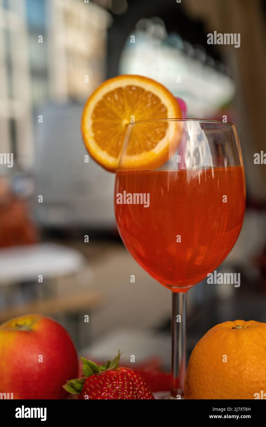 Aperitif mit einer Scheibe Orange zwischen den Früchten an einem Food Truck. Alkoholisches Getränk. Stockfoto