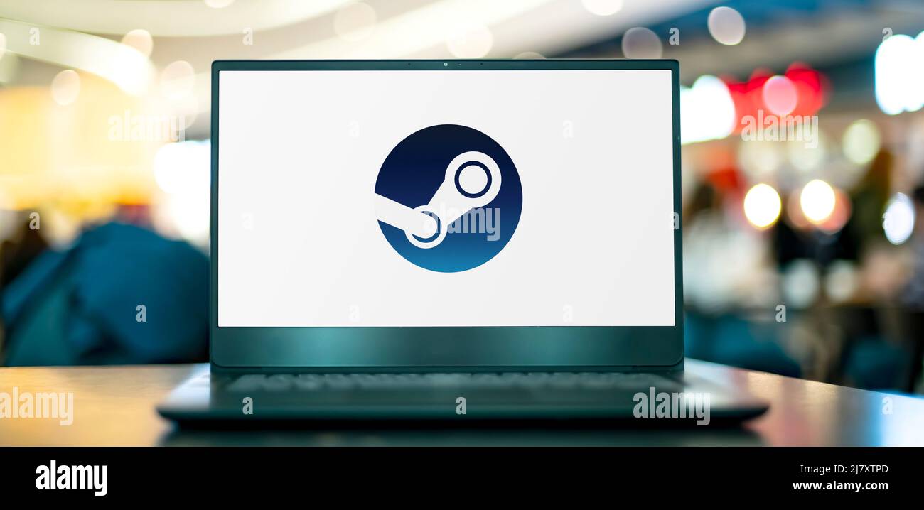 POZNAN, POL - APR 7, 2022: Laptop-Computer mit Logo von Steam, einem digitalen Videospiel-Distributionsdienst von Valve Stockfoto
