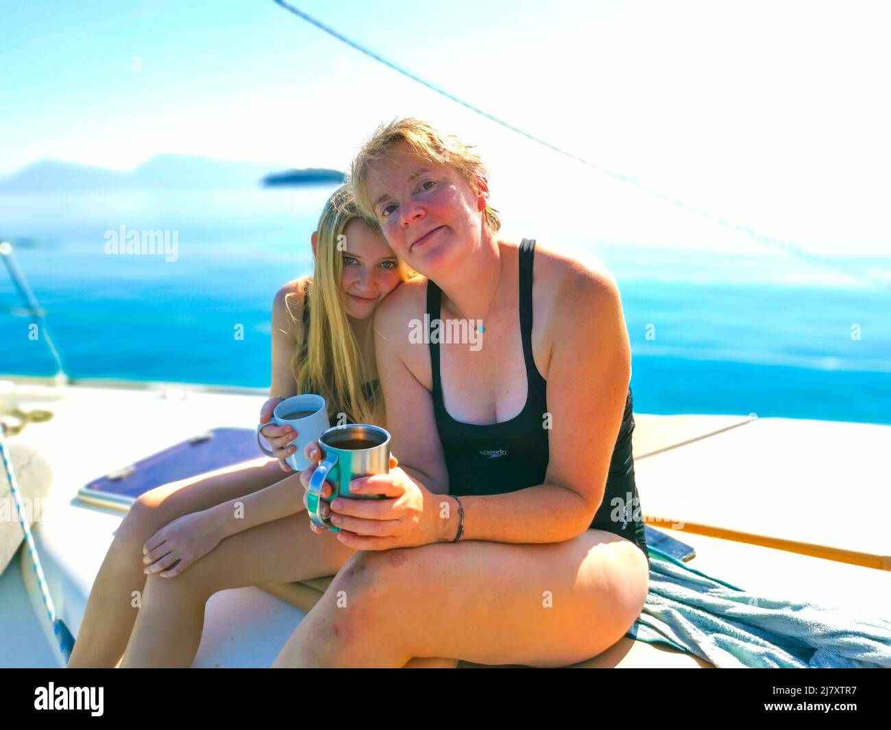 Eine Mutter und Tochter auf einem Segelbooturlaub in Griechenland Stockfoto