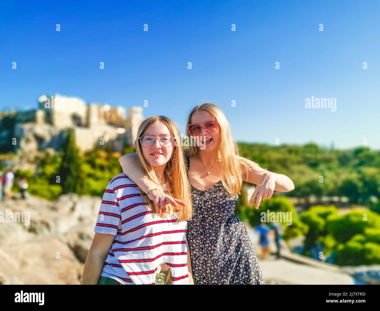 Zwei Schwestern im Urlaub in Athen, Griechenland Stockfoto