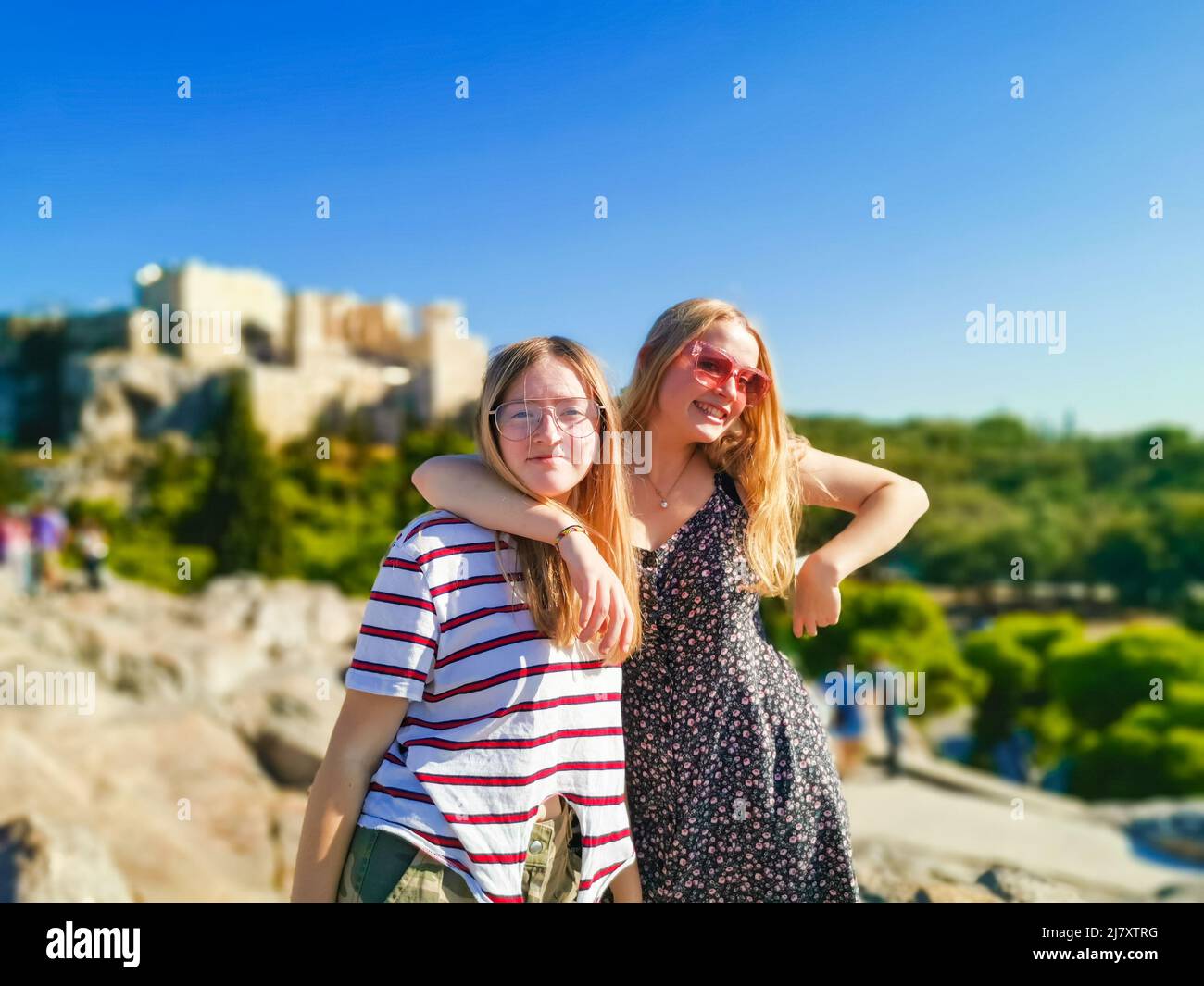 Zwei Schwestern im Urlaub in Athen, Griechenland Stockfoto