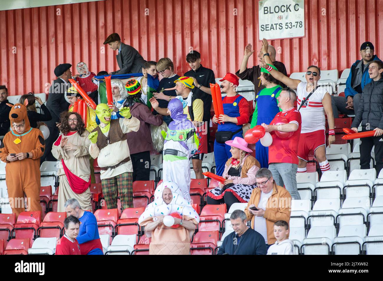 Englische Fußballfans kleideten sich im letzten Spiel der Saison in schickes Kleid Stockfoto