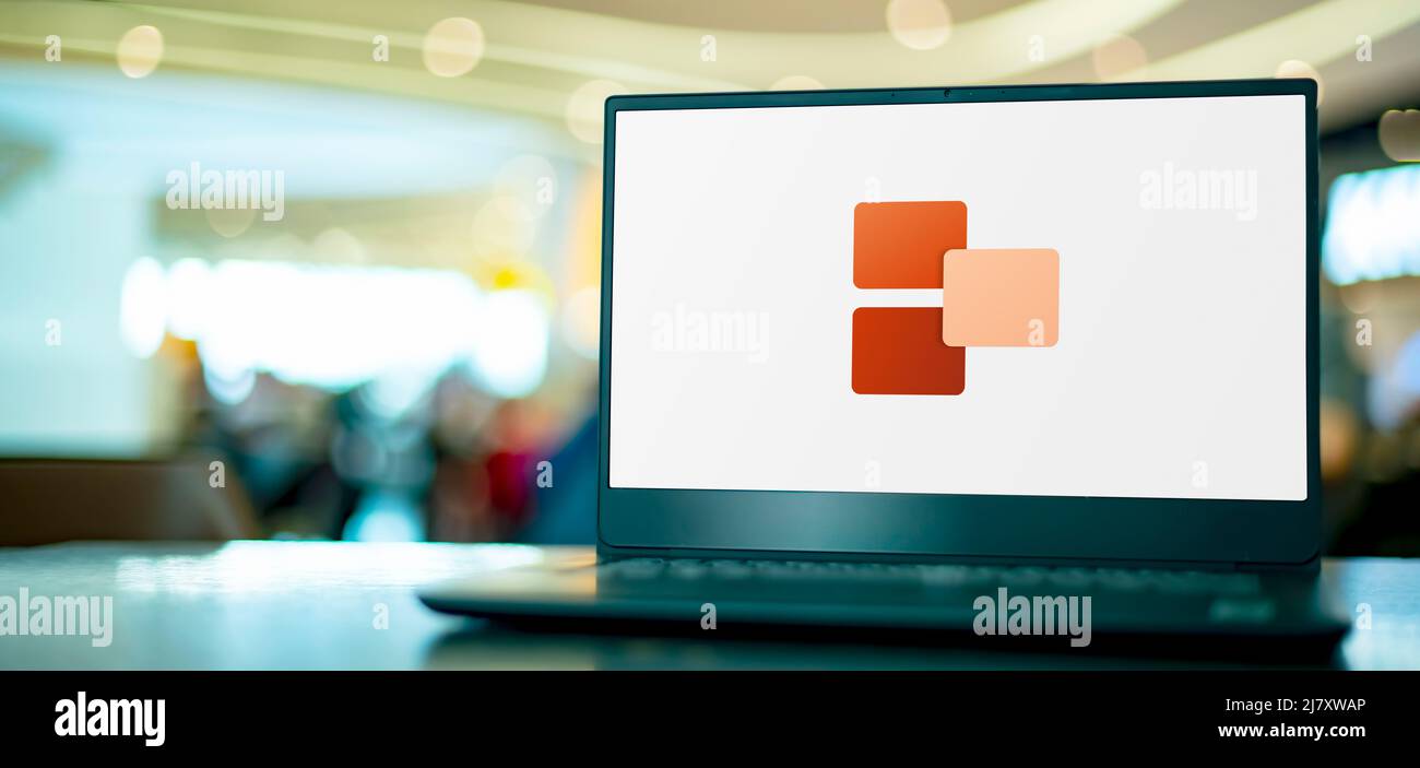 POZNAN, POL - APR 9, 2022: Laptop-Computer mit Logo von Microsoft Dynamics 365 Project Service Automation Stockfoto