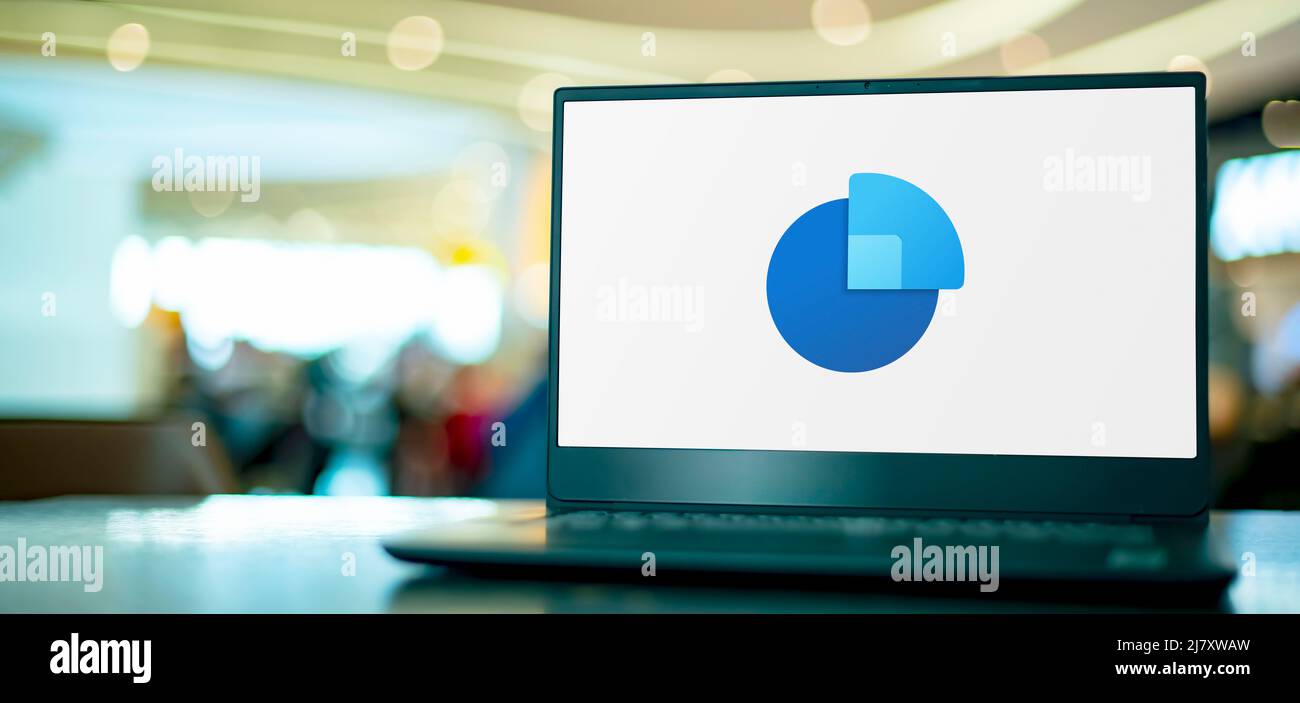 POZNAN, POL - APR 9, 2022: Laptop-Computer mit Logo des Microsoft Dynamics 365 Sales Stockfoto