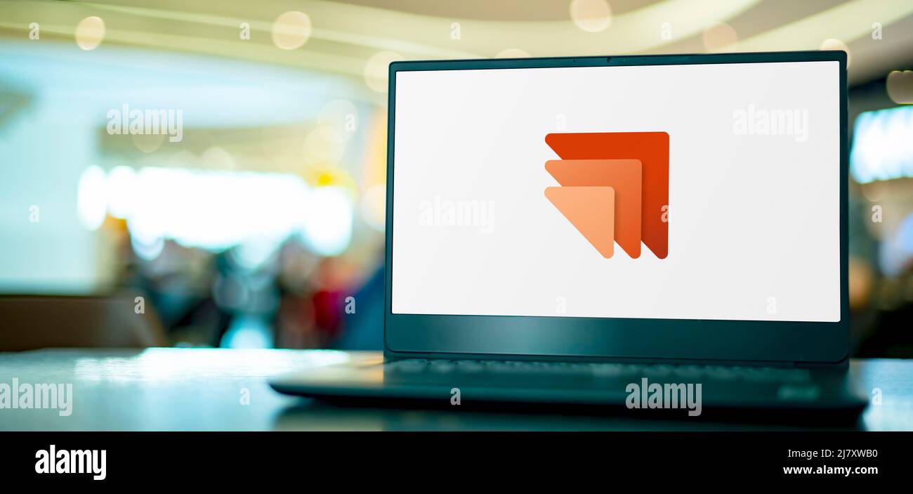 POZNAN, POL - APR 9, 2022: Laptop-Computer mit dem Logo von Microsoft Dynamics 365 Marketing Stockfoto
