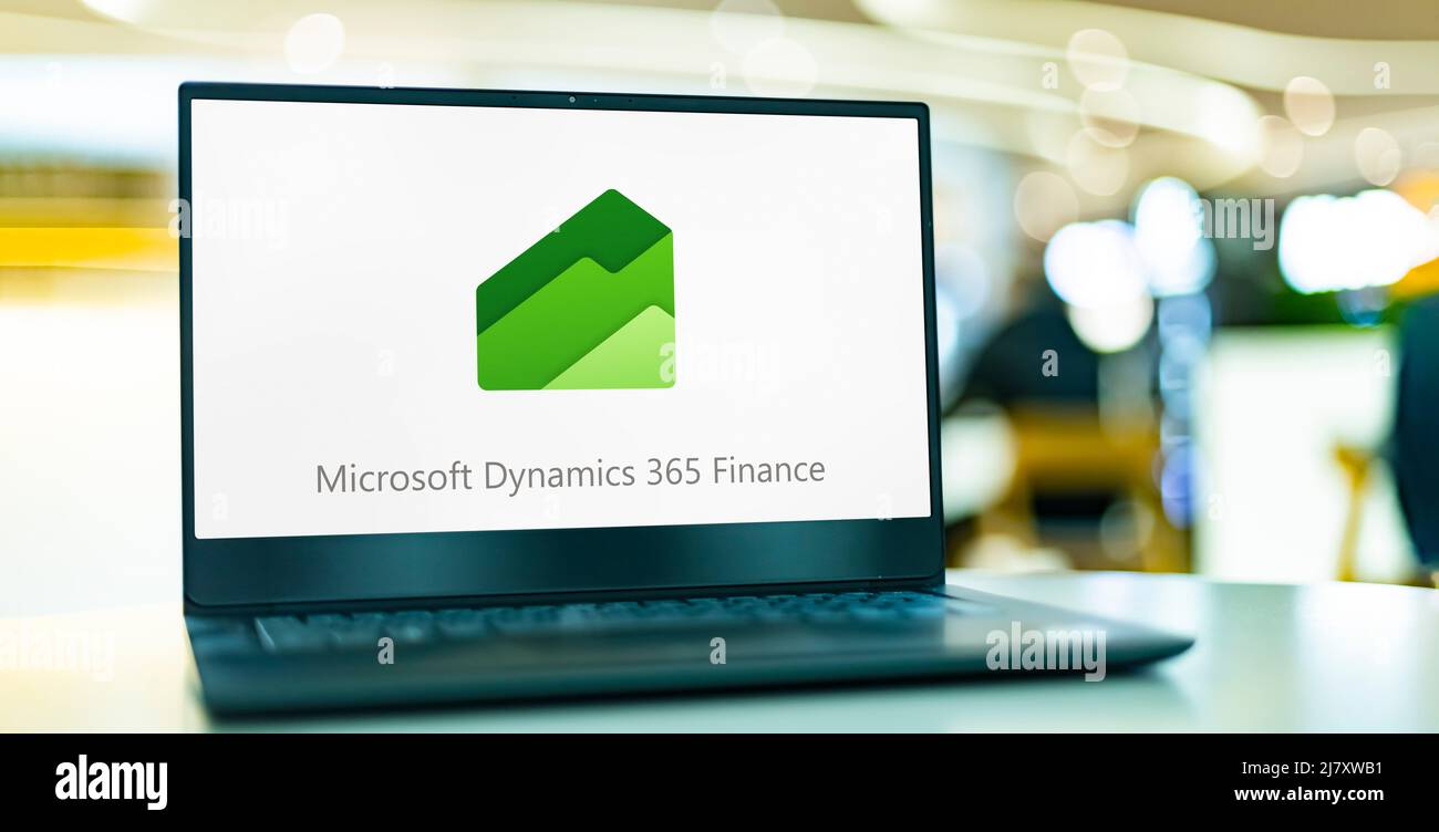POZNAN, POL - APR 9, 2022: Laptop-Computer mit Logo von Microsoft Dynamics 365 Finance Stockfoto