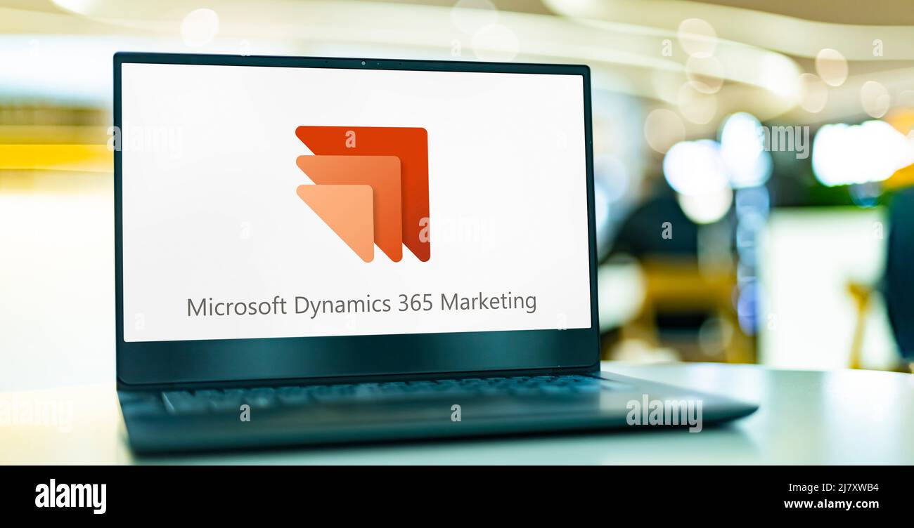 POZNAN, POL - APR 9, 2022: Laptop-Computer mit dem Logo von Microsoft Dynamics 365 Marketing Stockfoto
