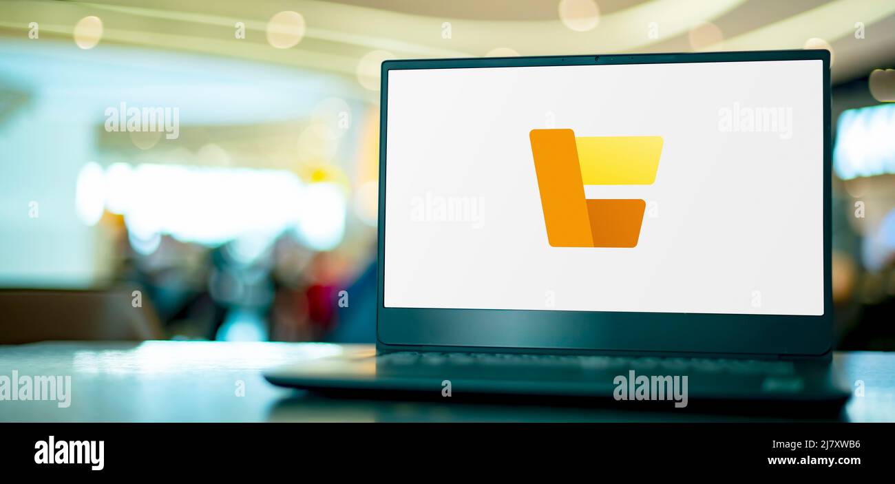 POZNAN, POL - APR 9, 2022: Laptop-Computer mit Logo von Microsoft Dynamics 365 Commerce Stockfoto