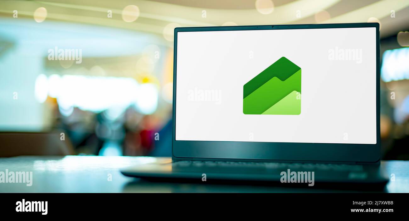 POZNAN, POL - APR 9, 2022: Laptop-Computer mit Logo von Microsoft Dynamics 365 Finance Stockfoto