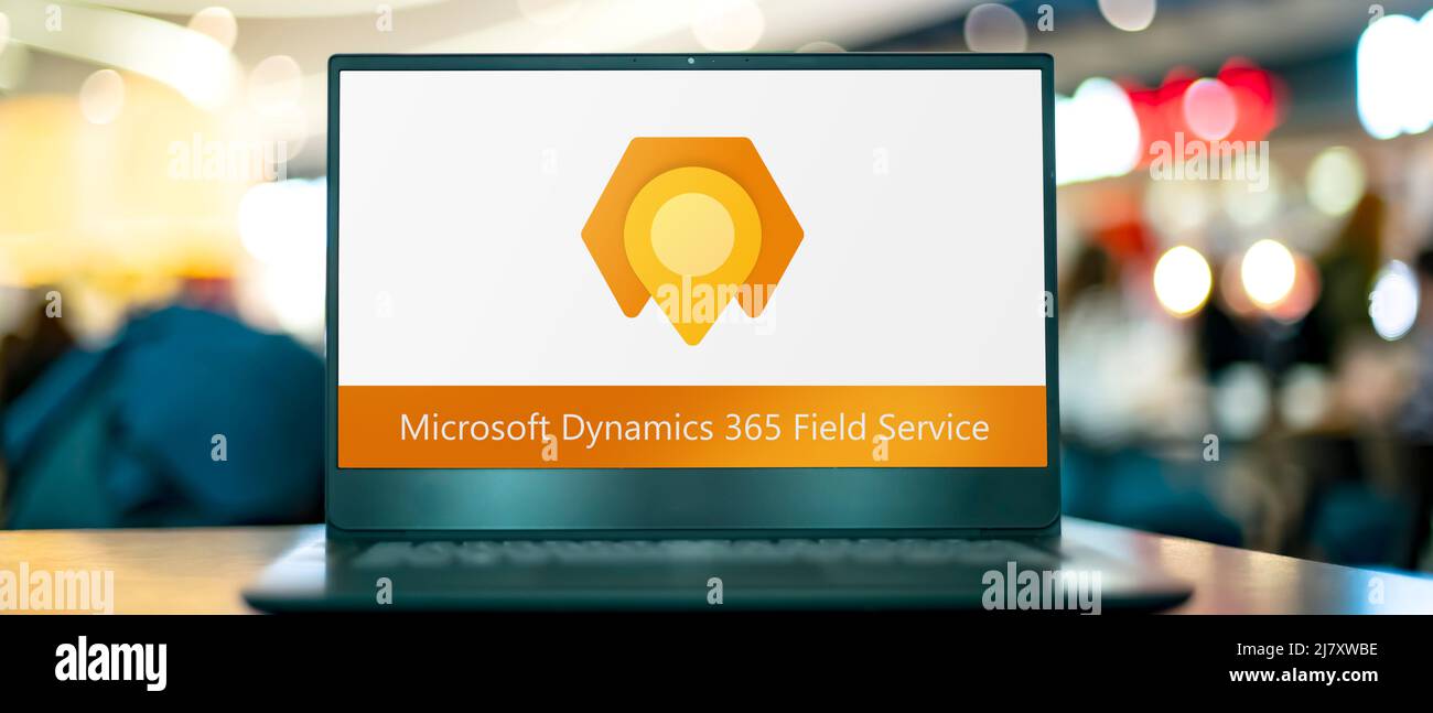 POZNAN, POL - APR 9, 2022: Laptop-Computer mit dem Logo des Microsoft Dynamics 365 Field Service Stockfoto