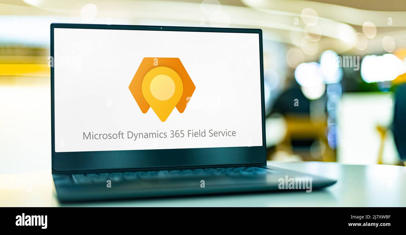 POZNAN, POL - APR 9, 2022: Laptop-Computer mit dem Logo des Microsoft Dynamics 365 Field Service Stockfoto