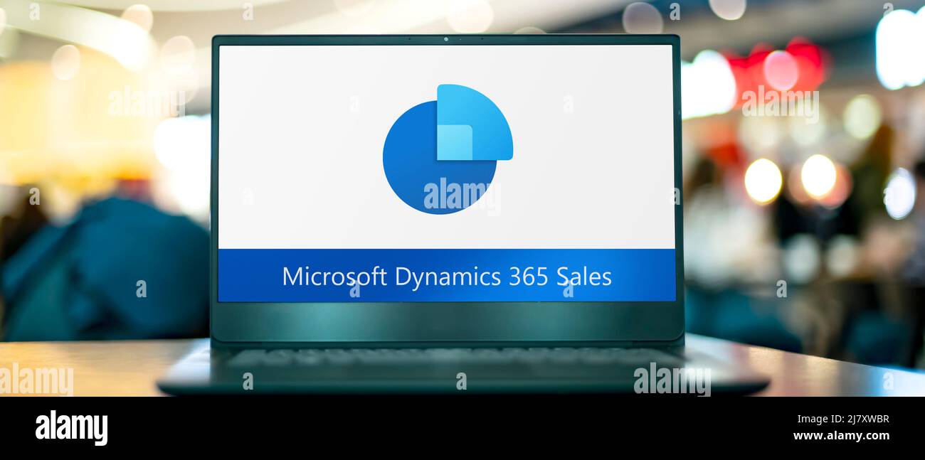 POZNAN, POL - APR 9, 2022: Laptop-Computer mit Logo des Microsoft Dynamics 365 Sales Stockfoto