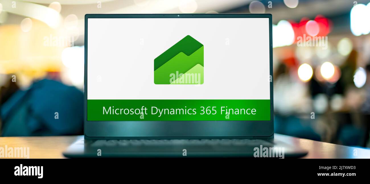 POZNAN, POL - APR 9, 2022: Laptop-Computer mit Logo von Microsoft Dynamics 365 Finance Stockfoto