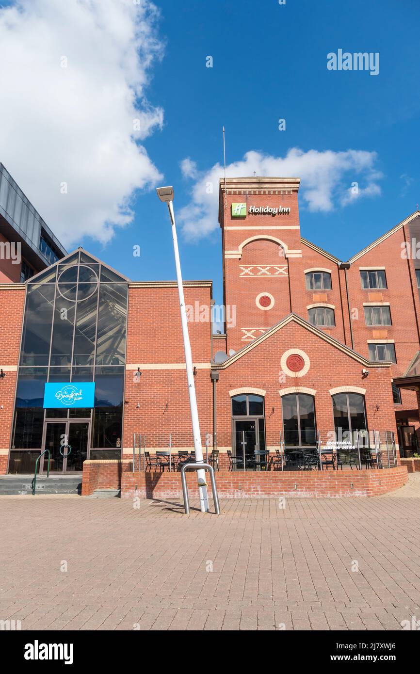 Gelengte Laternenpfosten und Barriere vor dem Holiday Inn Brayford Wharf North Lincoln City 2022 Stockfoto