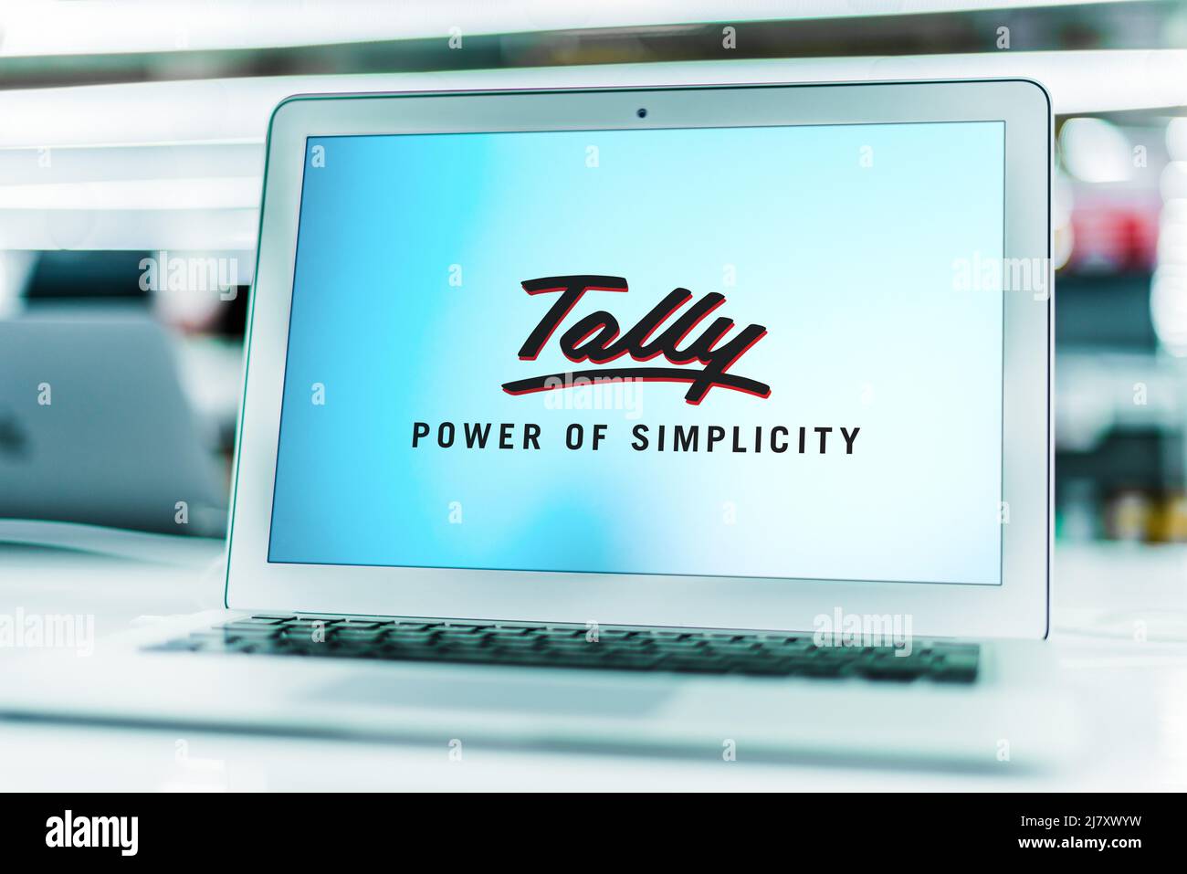 POZNAN, POL - 8. DEZ 2021: Laptop-Computer mit Logo von Tally Solutions, einem indischen multinationalen Technologieunternehmen, das Enterprise RE Stockfoto