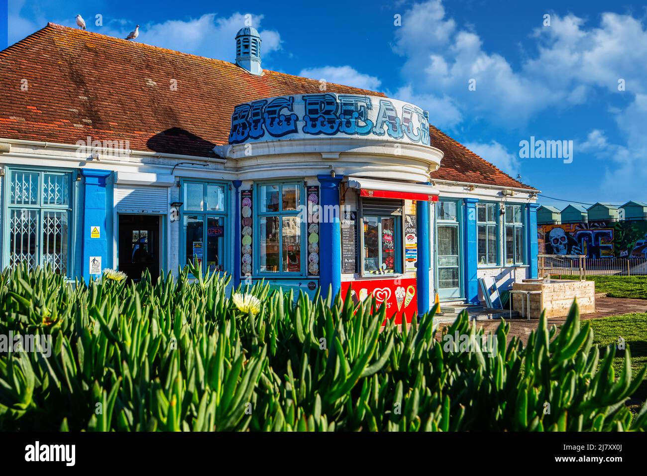 Hoher Dynamikbereich, helles, farbenfrohes Foto des Big Beach Cafés von Fat Boy Slim (Norman Cook) an der Küste von Hove Stockfoto