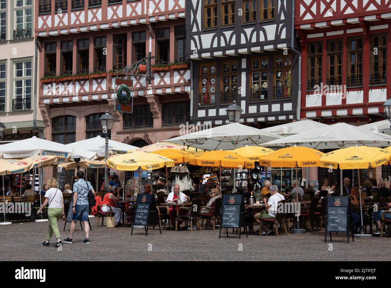 Sitzplätze im Freien in Restaurants am Römerberg, einem historischen Marktplatz, Frankfurt, Deutschland Stockfoto
