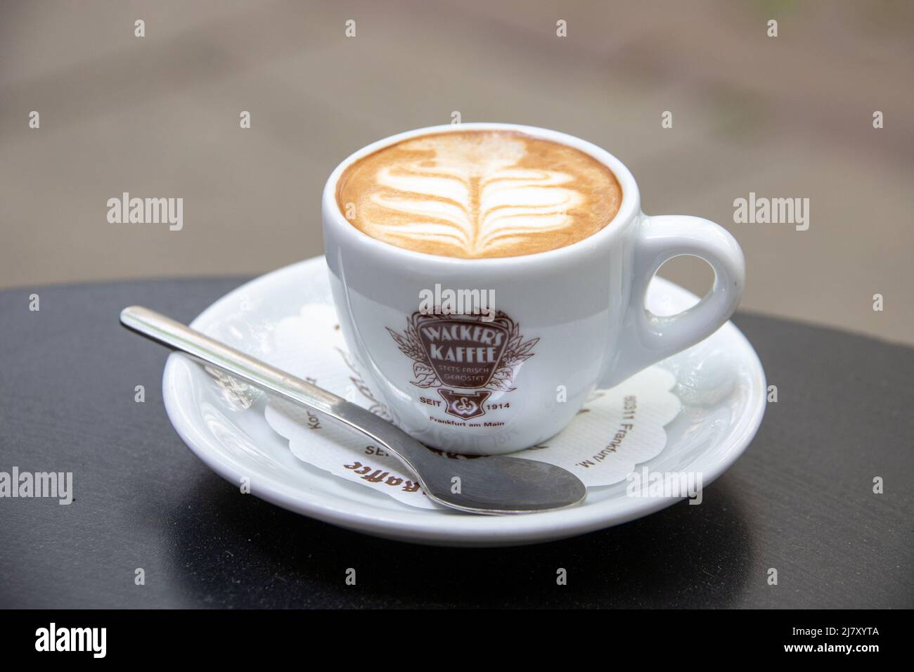 Espresso machiatto im Wackers Kaffee, Frankfurt, Deutschland Stockfoto