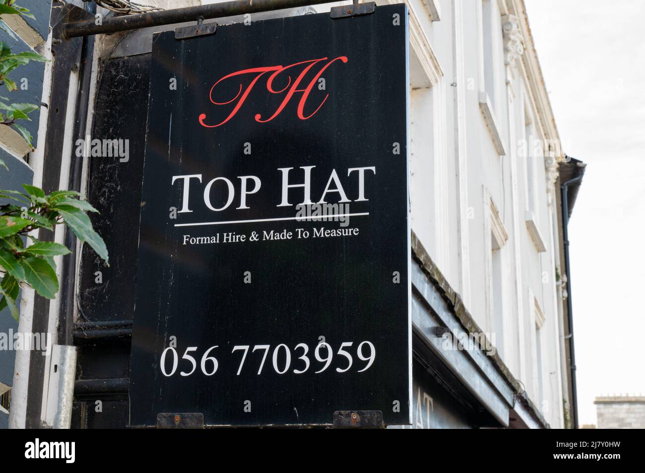 Kilkenny, Irland - 20. April 2022: Top hat formeller Mietladen in Kilkenny, Irland. Stockfoto